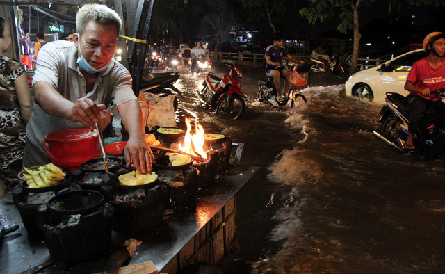 Sài Gòn ngập sâu, người dân khốn đốn mưu sinh. 2