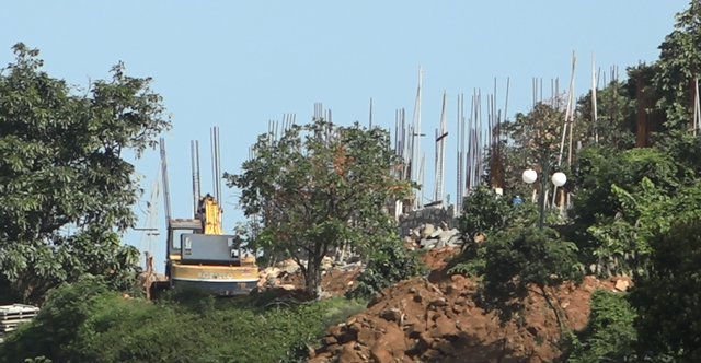 Công trình đang xây tại khu du lịch Tiên Sa là kè chống sạt lở - Ảnh 1.
