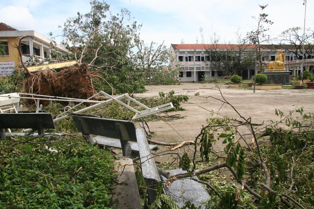 Hàng ngàn học sinh chưa thể trở lại trường sau bão - Ảnh 2.