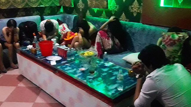50 thanh niên phê ma túy trong phòng karaoke lúc rạng sáng - Ảnh 1.