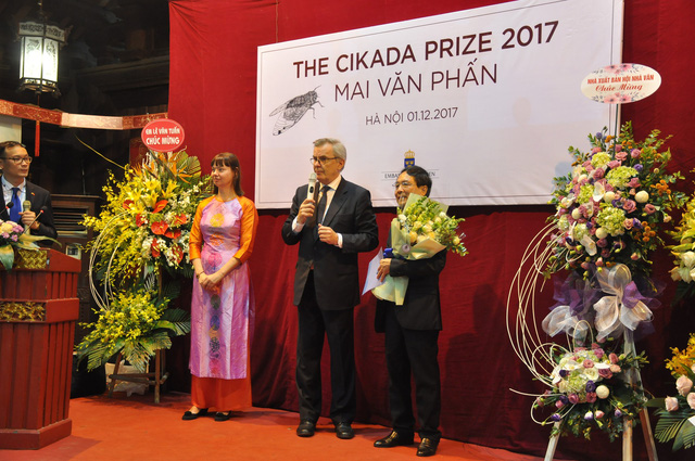 Nhà thơ Mai Văn Phấn nhận giải thưởng Cikada Thụy Điển 2017 - Ảnh 1.