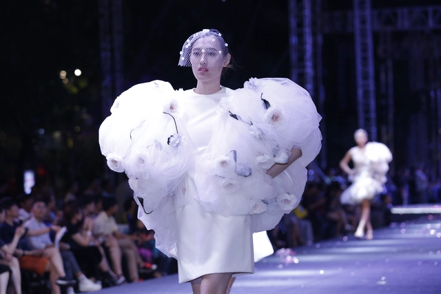 Lâm Gia Khang và màn trình diễn hoành tráng Dấu ấn nàng hương - Ảnh 10. Lâm Gia Khang và màn trình diễn hoành tráng Dấu ấn nàng hương - Ảnh 10.