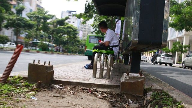 Dời trạm xe buýt để lại cọc sắt bẫy người đi đường - Ảnh 2. Dời trạm xe buýt để lại cọc sắt bẫy người đi đường - Ảnh 2.