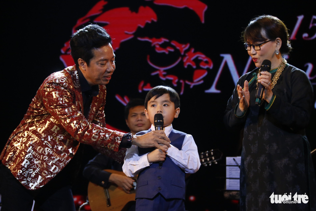 Người Huế đội mưa lạnh xem “thần đồng piano” Evan Le biểu diễn - Ảnh 3.