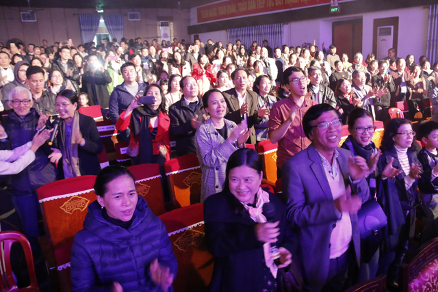 Người Huế đội mưa lạnh xem “thần đồng piano” Evan Le biểu diễn - Ảnh 4.