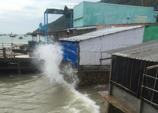 Gió mạnh dần, Kiên Giang sơ tán dân tránh bão Tembin - Ảnh 1.