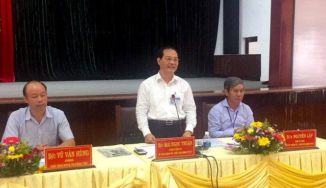 Bí thư thành ủy Vũng Tàu cúi đầu xin lỗi dân khi đối thoại - Ảnh 2.