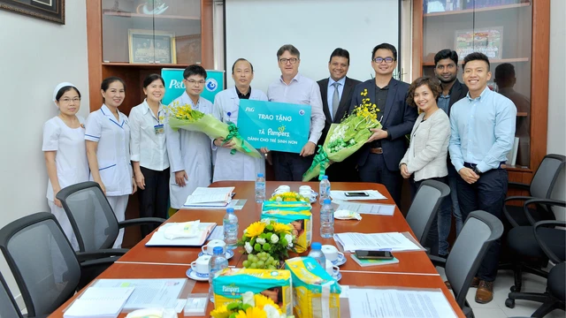 Pampers trao tặng tã tại 8 bệnh viện sản nhi trên cả nước - Ảnh 1.