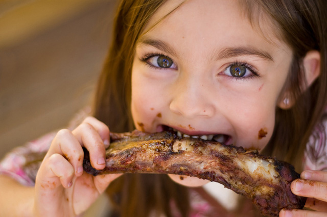 Nạp quá nhiều thịt, cá và thức ăn nhanh: trẻ có nguy cơ bị lùn - Ảnh 1.