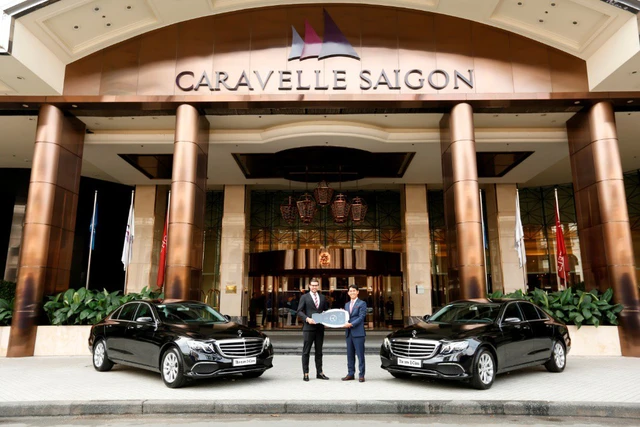 Mercedes-Benz bàn giao 2 xe E 200 thế hệ mới cho khách sạn Caravelle - Ảnh 1.