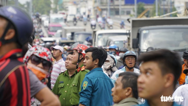Một thanh niên nghi ‘ngáo đá’ quậy trên nóc chùa gần 10 giờ - Ảnh 10.