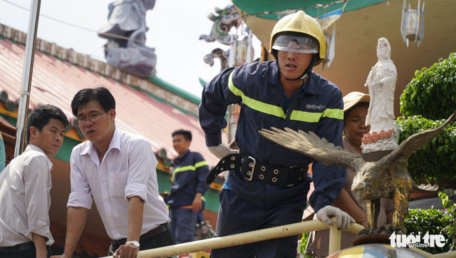 Một thanh niên nghi ‘ngáo đá’ quậy trên nóc chùa gần 10 giờ - Ảnh 12.