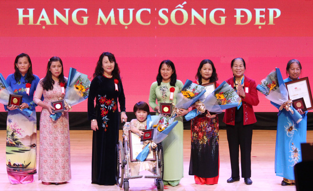 4 cô giáo mầm non Phú Yên nhận giải thưởng Sống đẹp - Ảnh 1.