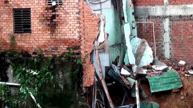 Sạt lở đất uy hiếp nhiều nhà dân ven quốc lộ 1 - Ảnh 3. Sạt lở đất uy hiếp nhiều nhà dân ven quốc lộ 1 - Ảnh 3.