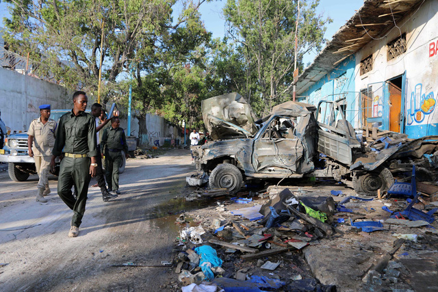Bị khủng bố tấn công liên tục, thủ đô Somalia tan hoang - Ảnh 3.
