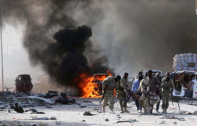 Bị khủng bố tấn công liên tục, thủ đô Somalia tan hoang - Ảnh 6.