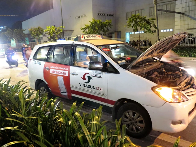 Taxi cố thủ đường vào sân bay Tân Sơn Nhất chờ đón khách - Ảnh 1.