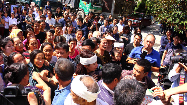 Hàng trăm người tiễn đưa nhà báo trẻ Đinh Hữu Dư - Ảnh 1.