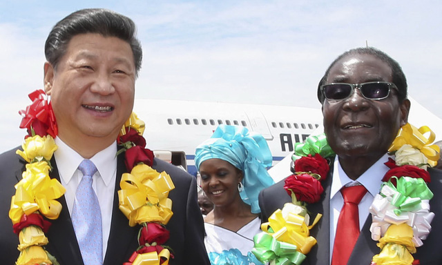 Tổng thống Zimbabwe bỏ ngai vàng, Trung Quốc hốt bạc - Ảnh 1.
