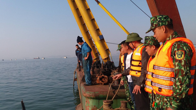Tàu du lịch chìm khi va chạm sà lan, 31 khách Trung Quốc thoát nạn - Ảnh 1.