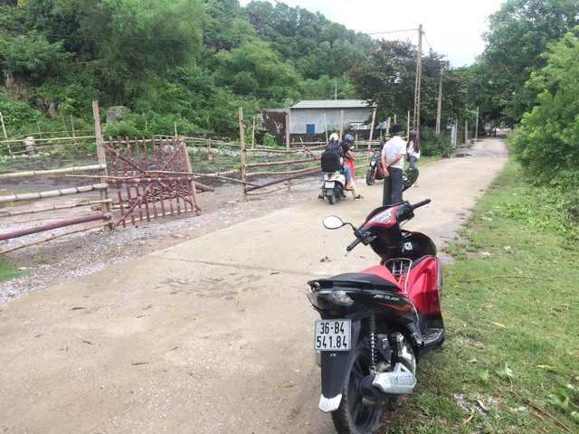 Dân dựng rào ngăn khách vào động Tiên Sơn - Ảnh 1.