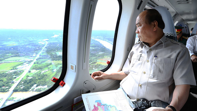 Thủ tướng Nguyễn Xuân Phúc thị sát ĐBSCL bằng trực thăng - Ảnh 1.