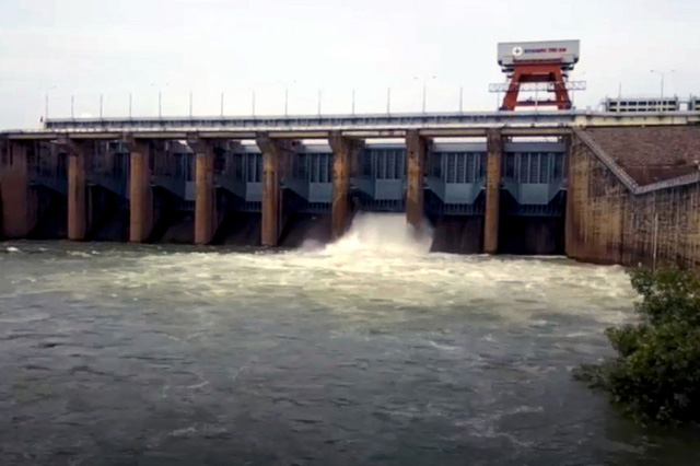 Thủy điện Trị An tăng lưu lượng xả nước qua đập tràn - Ảnh 1.