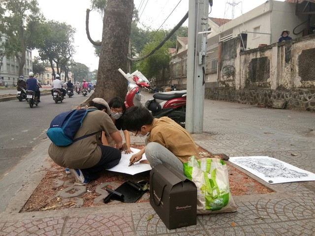 Bạn trẻ in hình gốc cây đường Tôn Đức Thắng - Ảnh 2.