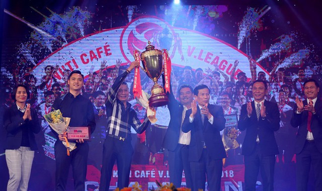 Nguyễn Quang Hải là cầu thủ trẻ xuất sắc nhất V-League 2018 - Ảnh 2. Nguyễn Quang Hải là cầu thủ trẻ xuất sắc nhất V-League 2018 - Ảnh 2.