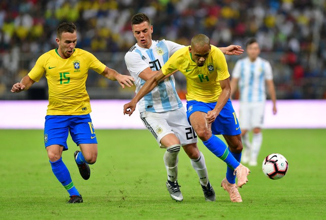 Không Messi, Argentina thua sát nút Brazil - Ảnh 2. Không Messi, Argentina thua sát nút Brazil - Ảnh 2.