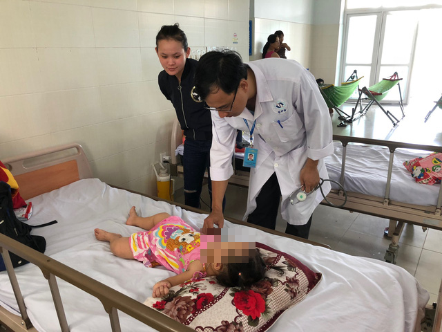 Một bệnh nhi tử vong vì bệnh chân tay miệng ở Quảng Ngãi - Ảnh 2. Một bệnh nhi tử vong vì bệnh chân tay miệng ở Quảng Ngãi - Ảnh 2.
