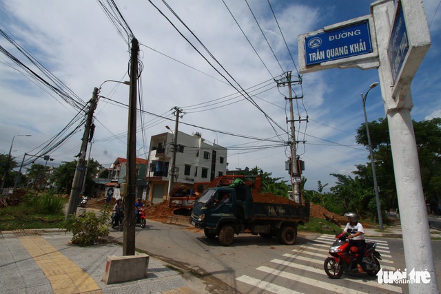 Những con đường ở Đà Nẵng ngổn ngang trước mùa mưa lũ - Ảnh 3.