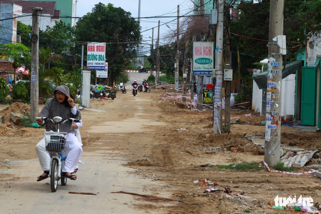 Những con đường ở Đà Nẵng ngổn ngang trước mùa mưa lũ - Ảnh 6.