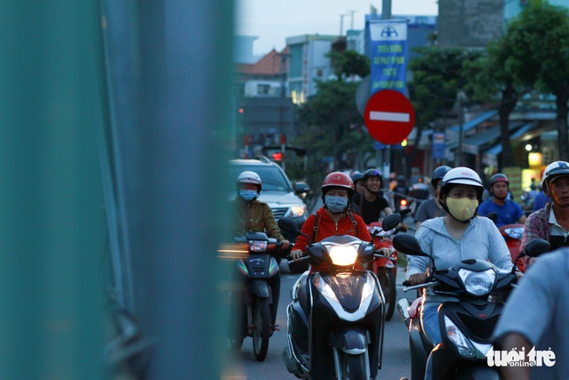 Những con đường ở Đà Nẵng ngổn ngang trước mùa mưa lũ - Ảnh 9.
