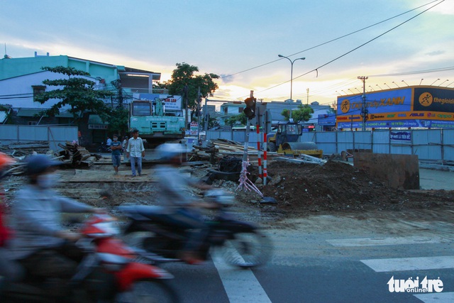 Những con đường ở Đà Nẵng ngổn ngang trước mùa mưa lũ - Ảnh 7.