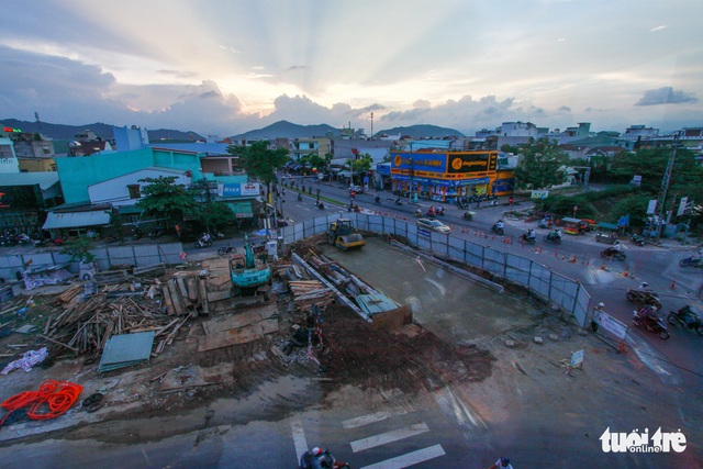 Những con đường ở Đà Nẵng ngổn ngang trước mùa mưa lũ - Ảnh 1.
