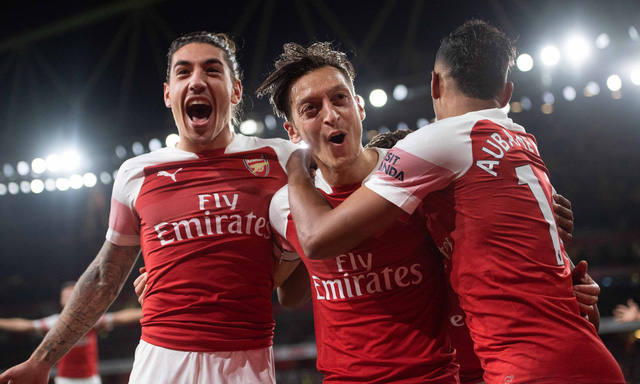Trở lại sau chấn thương, Mesut Ozil đưa Arsenal vào tốp 4 - Ảnh 1.
