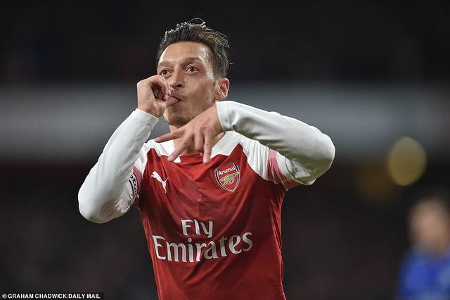 Trở lại sau chấn thương, Mesut Ozil đưa Arsenal vào tốp 4 - Ảnh 2.