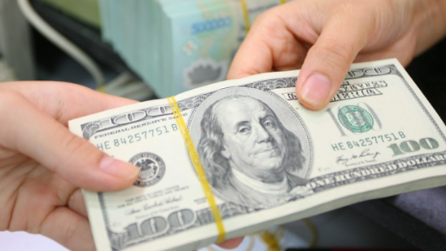 Tạm giữ 1 phụ nữ vận chuyển trái phép 50.000 USD qua biên giới - Ảnh 1.