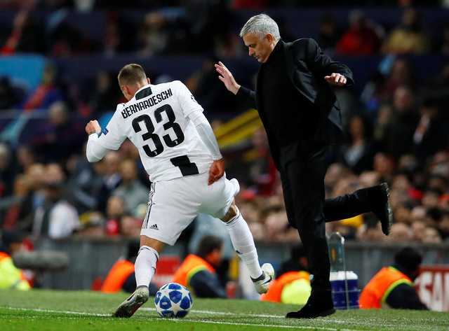 Ba ngón tay của Jose Mourinho - Ảnh 2. Ba ngón tay của Jose Mourinho - Ảnh 2.