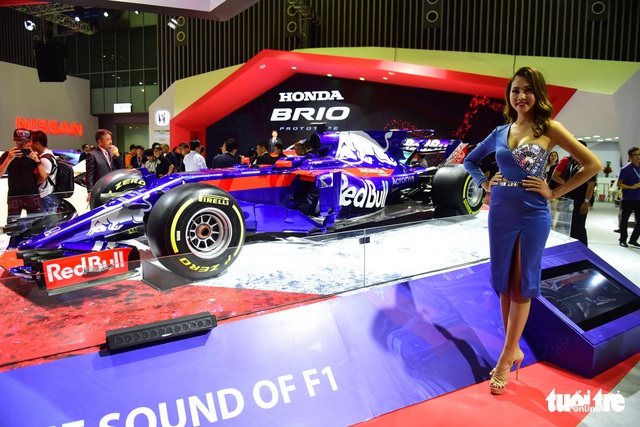Những người đẹp hâm nóng triển lãm xe Vietnam Motor Show 2018 - Ảnh 5. Những người đẹp hâm nóng triển lãm xe Vietnam Motor Show 2018 - Ảnh 5.