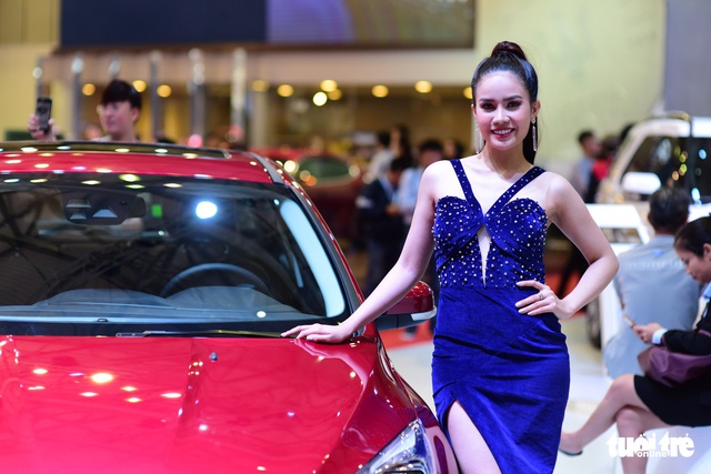 Những người đẹp hâm nóng triển lãm xe Vietnam Motor Show 2018 - Ảnh 11. Những người đẹp hâm nóng triển lãm xe Vietnam Motor Show 2018 - Ảnh 11.