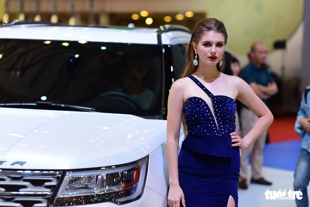 Những người đẹp hâm nóng triển lãm xe Vietnam Motor Show 2018 - Ảnh 8. Những người đẹp hâm nóng triển lãm xe Vietnam Motor Show 2018 - Ảnh 8.