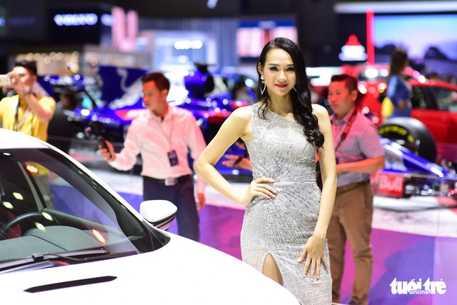 Những người đẹp hâm nóng triển lãm xe Vietnam Motor Show 2018 - Ảnh 4. Những người đẹp hâm nóng triển lãm xe Vietnam Motor Show 2018 - Ảnh 4.