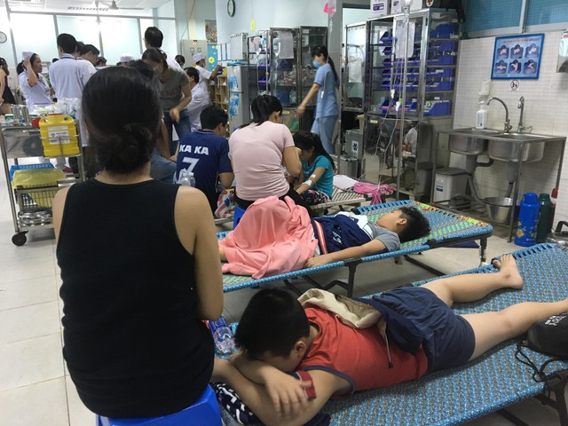 Vụ ngộ độc, 55 người nhập viện: Xử phạt Công ty Đồng Tiến 84 triệu - Ảnh 3. Vụ ngộ độc, 55 người nhập viện: Xử phạt Công ty Đồng Tiến 84 triệu - Ảnh 3.