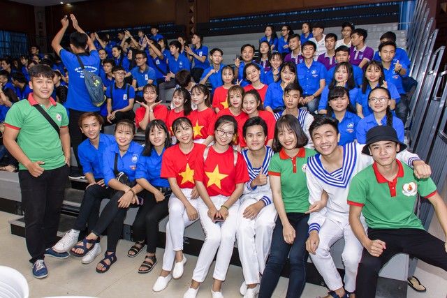 Tình nguyện hỗ trợ du khách - Ảnh 1.
