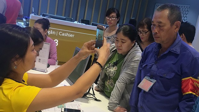 Nên tạm dừng thực hiện việc chủ thuê bao di động phải chụp ảnh - Ảnh 1.