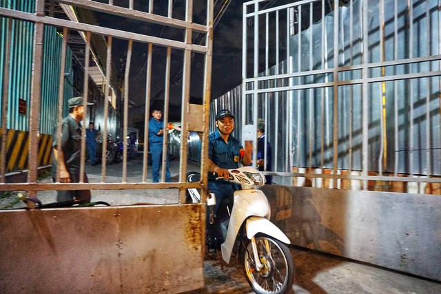 Dân quân giữ trật tự trước nhà ông Nguyễn Hữu Tín - Ảnh 2. Dân quân giữ trật tự trước nhà ông Nguyễn Hữu Tín - Ảnh 2.