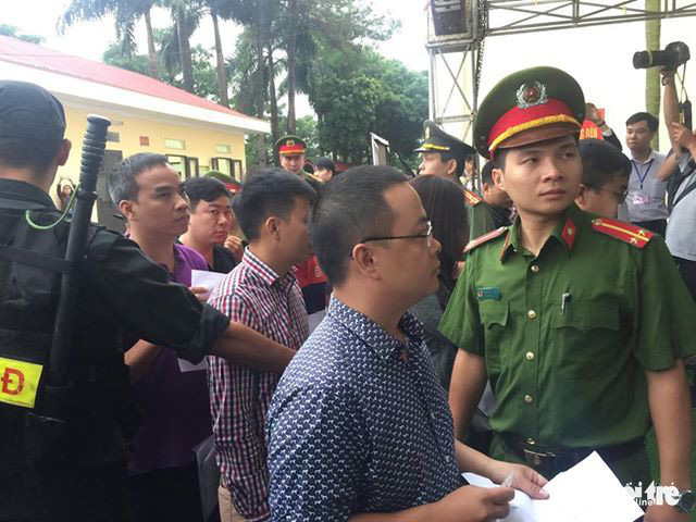 Cựu trung tướng Phan Văn Vĩnh trả lời nhầm câu hỏi của tòa - Ảnh 3.