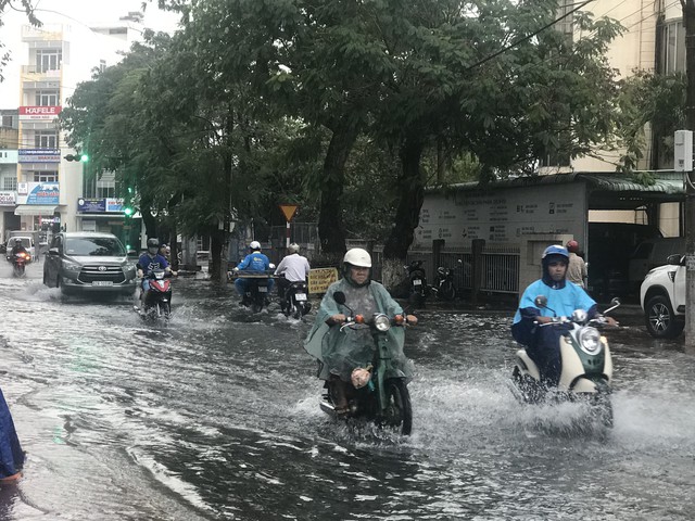Chiều 13-11, Nam Bộ nhiều nơi mưa xối xả, sẽ còn mưa nữa - Ảnh 1.